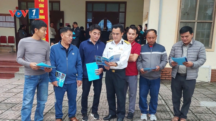 Vùng 1 Hải quân tuyên truyền chống khai thác hải sản bất hợp pháp cho 900 ngư dân Nghệ An