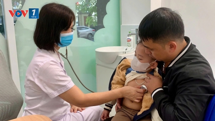 Số trẻ mắc cúm tăng, bác sĩ cảnh báo phụ huynh không chủ quan