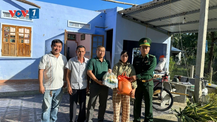 Bộ đội Biên phòng Đắk Lắk và các nhà hảo tâm hỗ trợ nhân dân ổn định cuộc sống sau cơn bão số 13