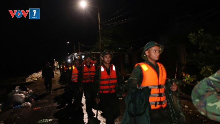 Sư đoàn 315 trắng đêm gia cố đê kè bị sóng đánh sập