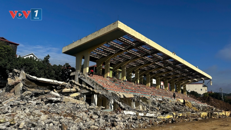 Nguy cơ mất an toàn lao động khi thi công tháo dỡ sân vận động trung tâm Cao Bằng