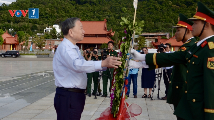 Tổng Bí thư Tô Lâm dâng hoa, dâng hương tại Tượng đài Bác Hồ tại Đặc khu Phú Quốc