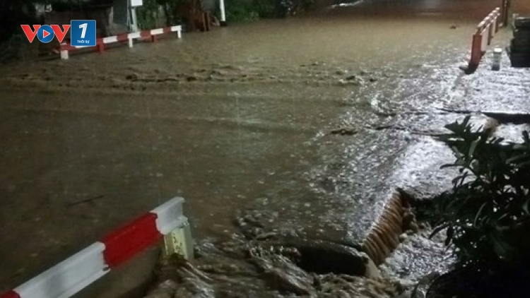 Thời sự 6h 17/11/2025: 4 đoàn tàu khách Bắc Nam tạm dừng tại Khánh Hòa vì mưa, ngập