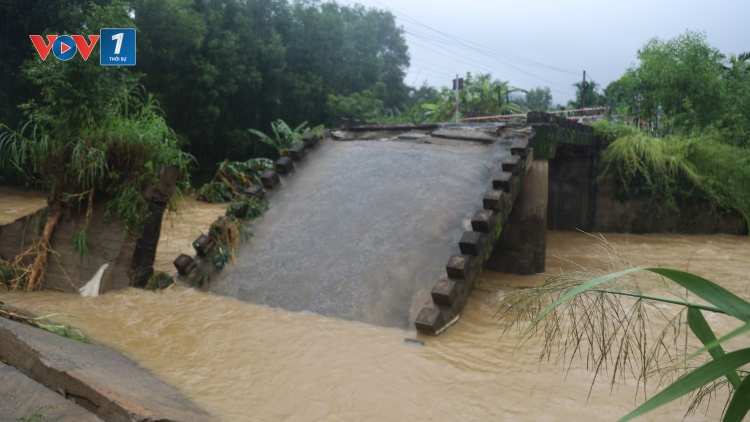 Sập cầu Cây Sung ở Quảng Ngãi, người và xe máy rơi xuống nước, 316 hộ dân bị cô lập