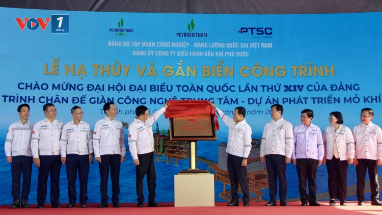 Gắn biển công trình chân đế giàn CPP Lô B chào mừng Đại hội Đảng toàn quốc lần thứ XIV