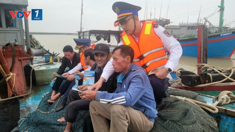 “Đến tận nhà, ra tận bến” – Cán bộ chiến sĩ Vùng Cảnh sát biển 1 tuyên truyền chống khai thác IUU