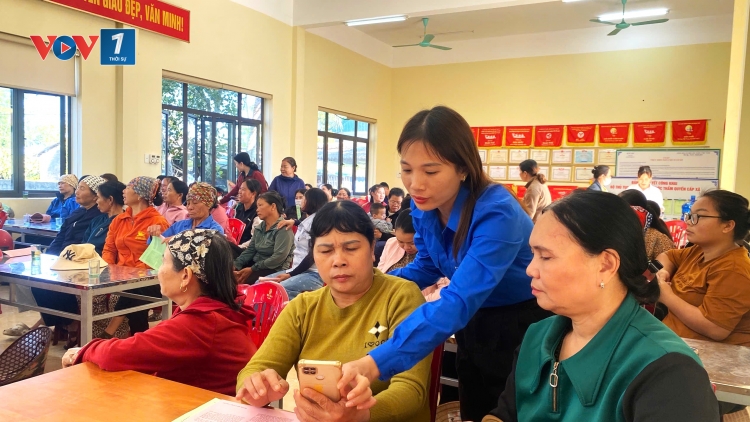 Cán bộ thôn, khu khu vực nông thôn Quảng Ninh nỗ lực bắt nhịp chính quyền số