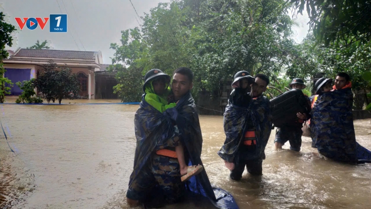 Hàng trăm cán bộ, chiến sĩ Vùng 4 Hải quân dốc sức đồng hành cùng nhân dân vượt lũ