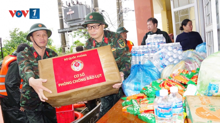 Sau 3 ngày bị cô lập, hàng cứu trợ đã đến tay nhân dân xã Hòa Tâm, Đắk Lắc