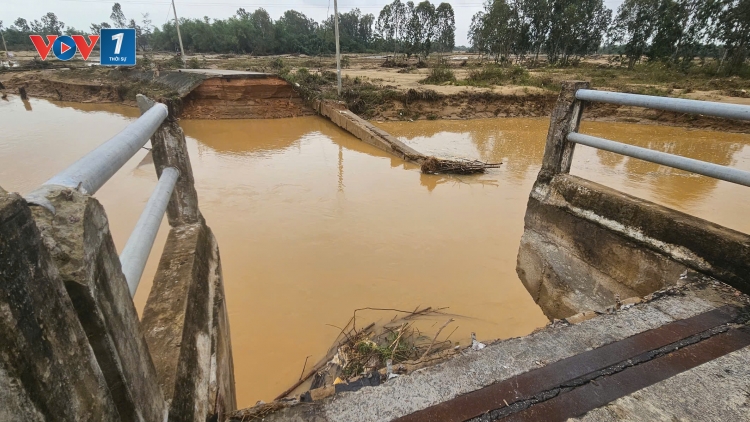 Đà Nẵng: Sập mố cầu Bà Ngân bắc qua sông Thu Bồn, giao thông bị chia cắt