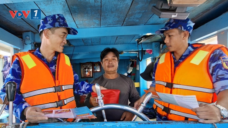 Hải đội 33  tuyên truyền chống khai thác IUU cho ngư dân Đặc khu Côn Đảo