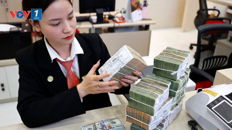 Ngân hàng tăng lãi suất huy động để ổn định tỷ giá và cân đối nguồn vốn