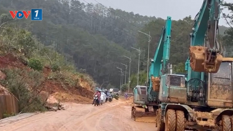 Quảng Ngãi thông xe bước một các điểm sạt lở nghiêm trọng trên các quốc lộ