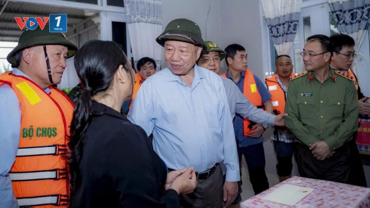 Thời sự 12h 2/11/2025: Tổng Bí thư Tô Lâm thăm, tặng quà người dân bị ảnh hưởng do mưa lũ tại Huế