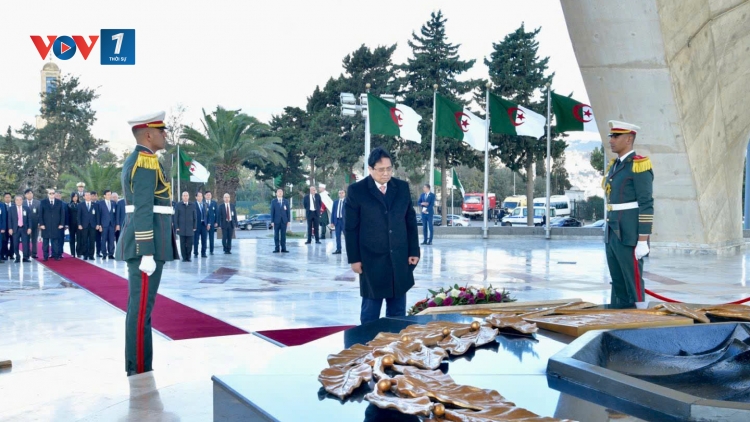 Thủ tướng Phạm Minh Chính đặt vòng hoa và thăm bảo tàng Quốc gia về Cựu chiến binh Algeria