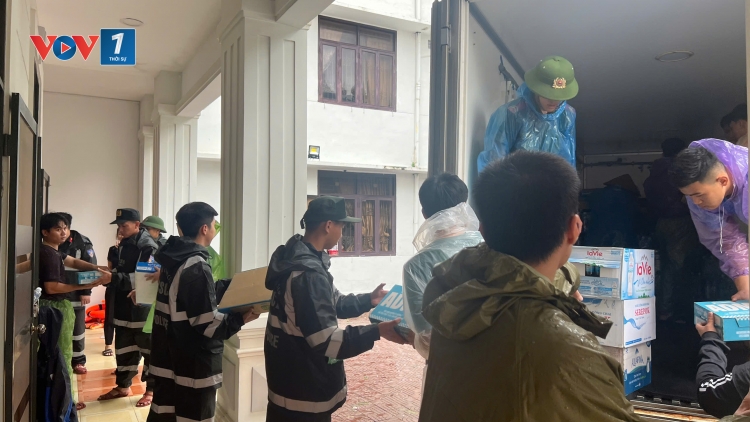 Lực lượng công an hỗ trợ người dân sau lũ