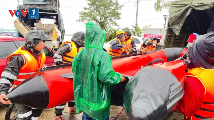 Lực lượng công an hỗ trợ người dân lương thực, thực phẩm và tổng dọn vệ sinh sau lũ