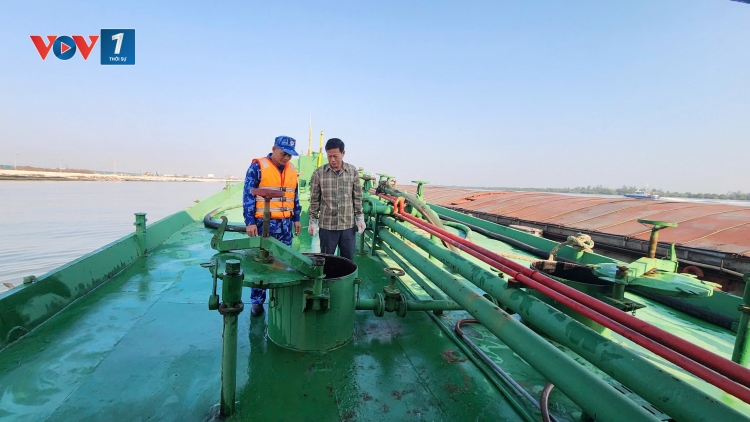 Cảnh sát biển tạm giữ tàu chở 15.000 kg dầu FO không rõ nguồn gốc