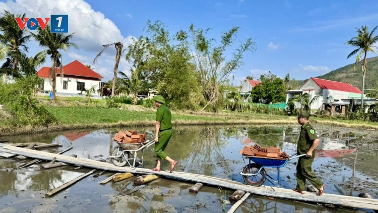 Cùng nhân dân vùng bão, lũ chạy đua với thời gian, xây lại nhà sau thiên tai