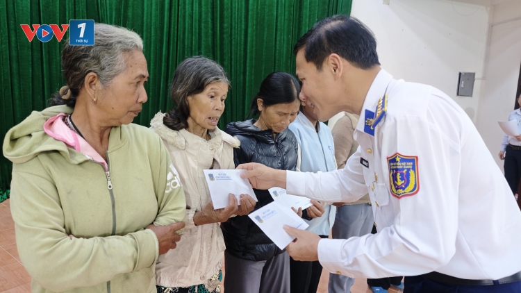 Cảnh sát biển Vùng 2 sẻ chia cùng đồng bào dân tộc, tôn giáo Quảng Ngãi dịp Giáng sinh