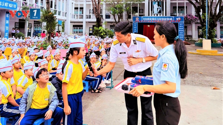 Lan tỏa tình yêu Quân đội, biển đảo đến hơn 4.000 thầy cô và học sinh Khánh Hòa