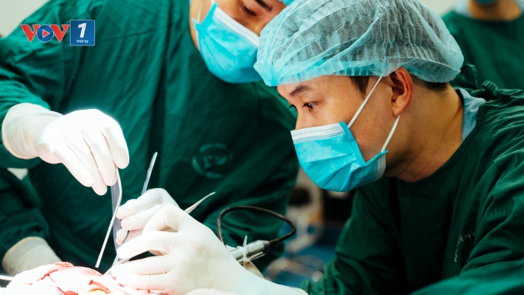 Bé gái 5 tháng tuổi biến dạng hộp sọ bẩm sinh được phẫu thuật ít xâm lấn