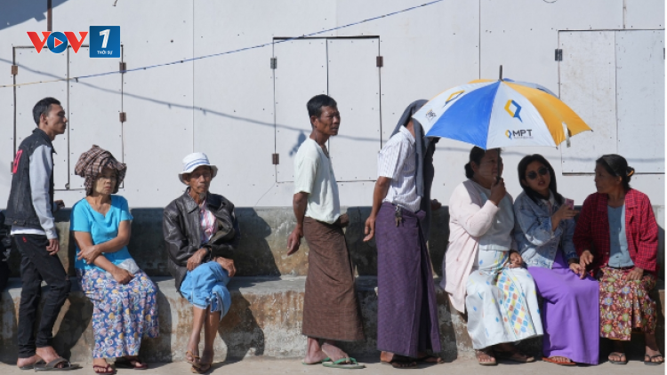 Cử tri Myanmar đi bỏ phiếu trong giai đoạn đầu tiên của tổng tuyển cử