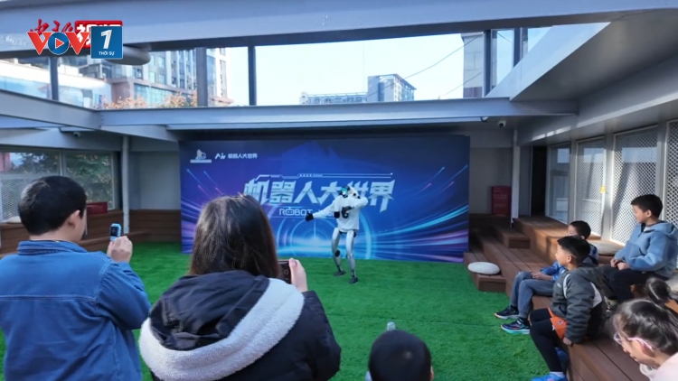 Trung Quốc khai trương siêu thị robot trí tuệ hiện thân đầu tiên tại Thành Đô