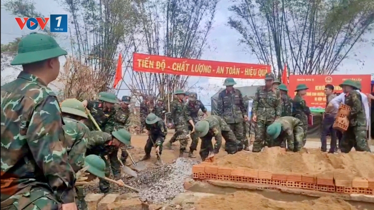 Quân khu 5 ra quân xây dựng nhà cho người dân vùng lũ Đắk Lắk