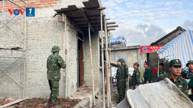 Chiến dịch Quang Trung tại Đà Nẵng: Căng bạt che mưa dựng nhà giúp dân