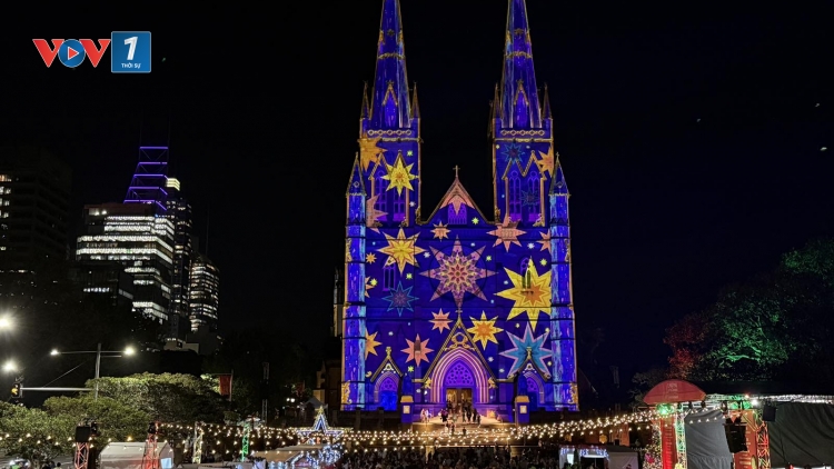 Australia: Đèn Giáng sinh thắp sáng nhà thờ St Mary’s Cathedral