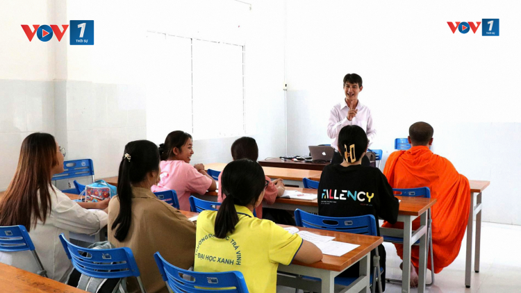 Hành trình từ cậu bé bỏ học đến Tiến sĩ văn học của người con dân tộc Khmer