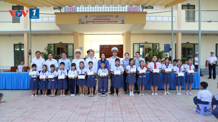 Hải đoàn 129 Hải quân thăm, tặng quà học sinh nghèo vượt khó tại tỉnh Đồng Tháp