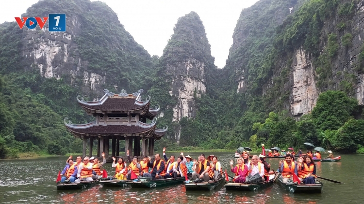 Thời sự 21h30 7/12/2025: Thương mại, dịch vụ, du lịch bứt phá cuối năm
