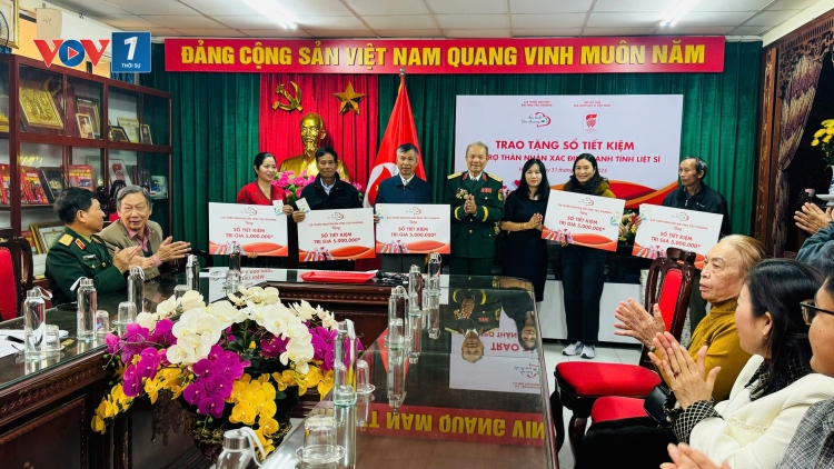 Trao sổ tiết kiệm cho thân nhân 16 gia đình liệt sĩ