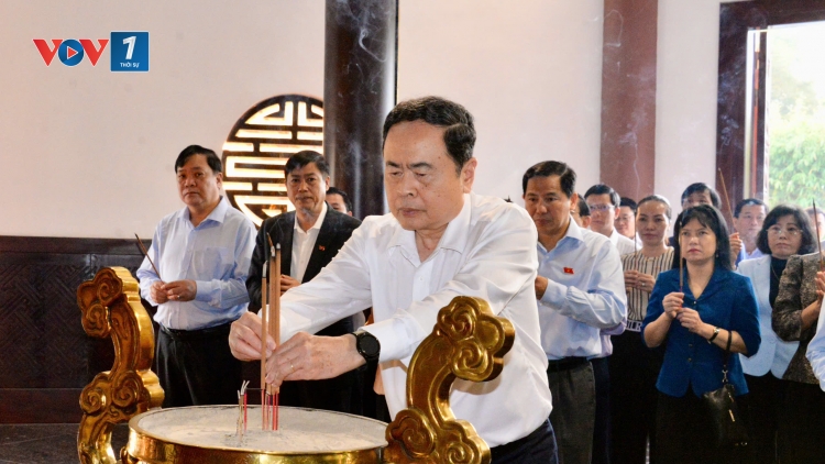 Chủ tịch Quốc hội dâng hoa, dâng hương Di tích quốc gia đặc biệt mộ cụ Phó bảng Nguyễn Sinh Sắc