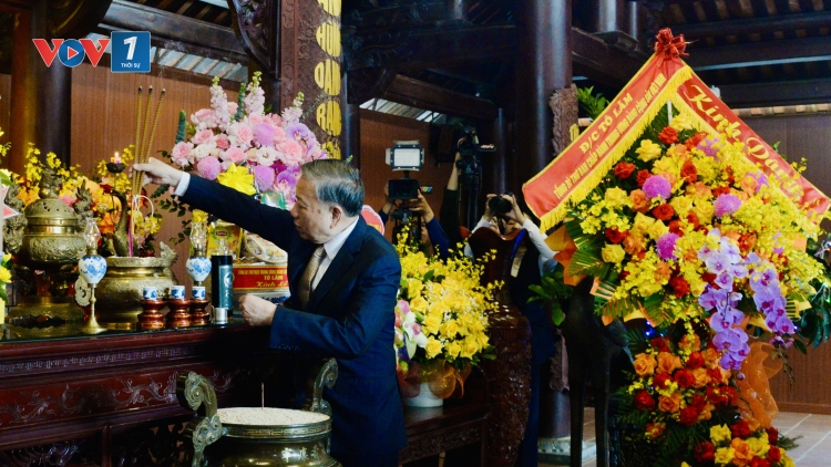 Tổng Bí thư Tô Lâm dâng hương tưởng niệm Chủ tịch Hồ Chí Minh tại Nghệ An