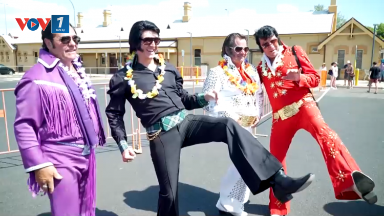 Người hâm mộ lên tàu tới Lễ hội tưởng nhớ ngôi sao nhạc rock Elvis Presley