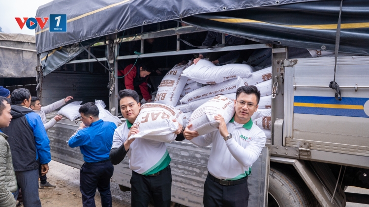 Cao Bằng: Trao tặng kinh phí, tạo sinh kế bền vững cho người dân nơi quê hương cội nguồn cách mạng