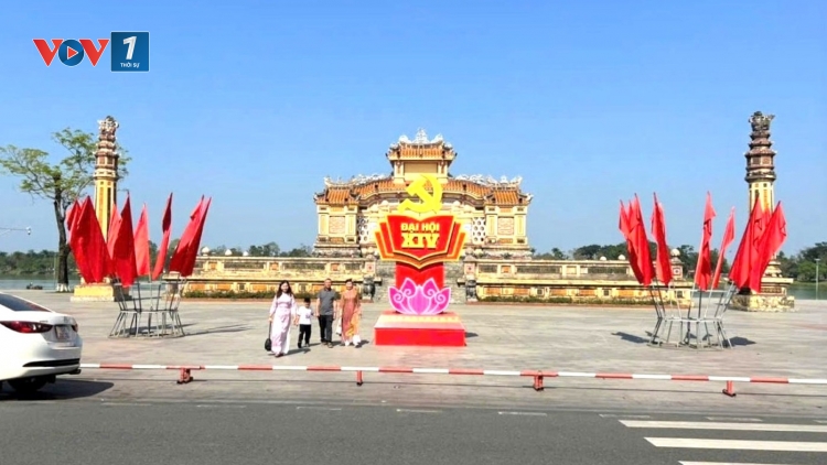 Huế: Rực rỡ cờ hoa chào mừng Đại hội Đảng toàn quốc lần thứ XIV