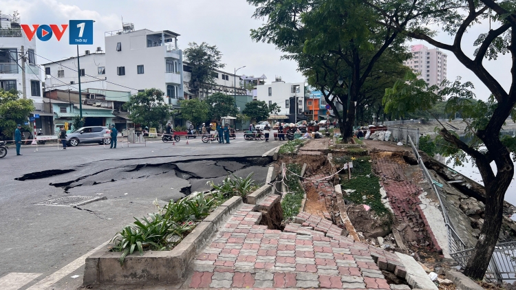 Sạt lở, sụt lún ở bờ kênh tại TP.HCM