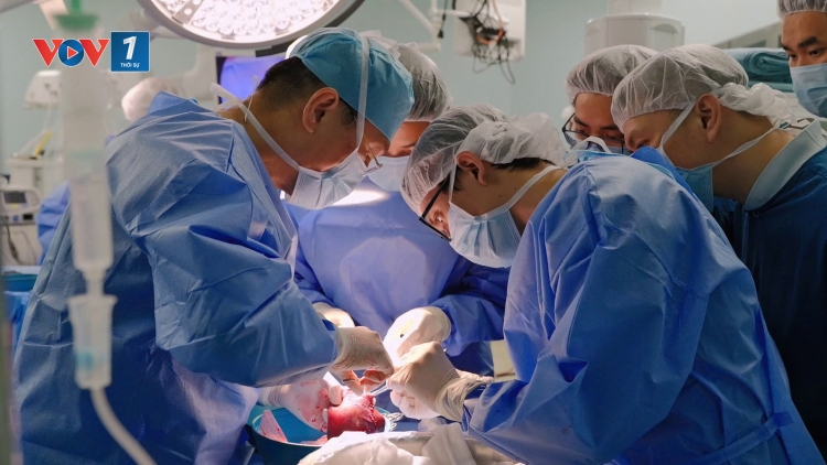 Ca ghép gan kỳ tích cho bé gái gần 1 tuổi, chỉ nặng 5,3 kg