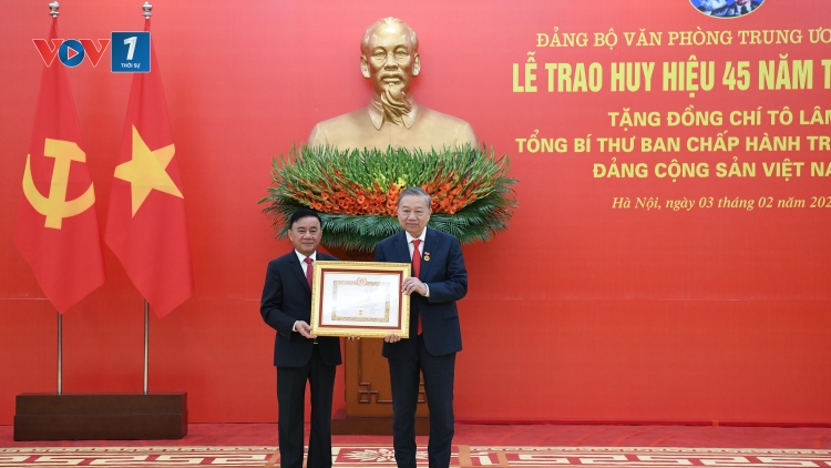 Tổng Bí thư Tô Lâm nhận huy hiệu 45 năm tuổi Đảng