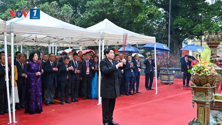 Chủ tịch nước Lương Cường cùng đại biểu kiều bào dâng hương tại Tượng đài Lý Thái Tổ