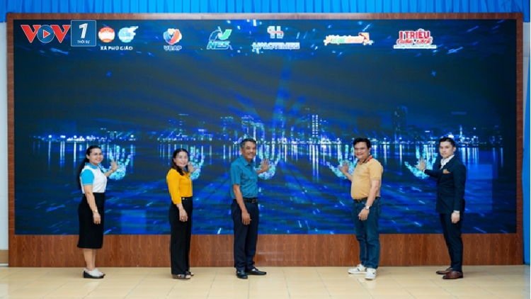 Trao tặng “Thư viện số – Về quê làm giàu” tại xã Phú Giáo, TP.HCM
