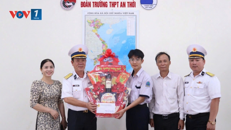 Lữ đoàn 127 tổ chức chương trình “Xuân chung tay giữ biển - Tết thắm tình quân dân”