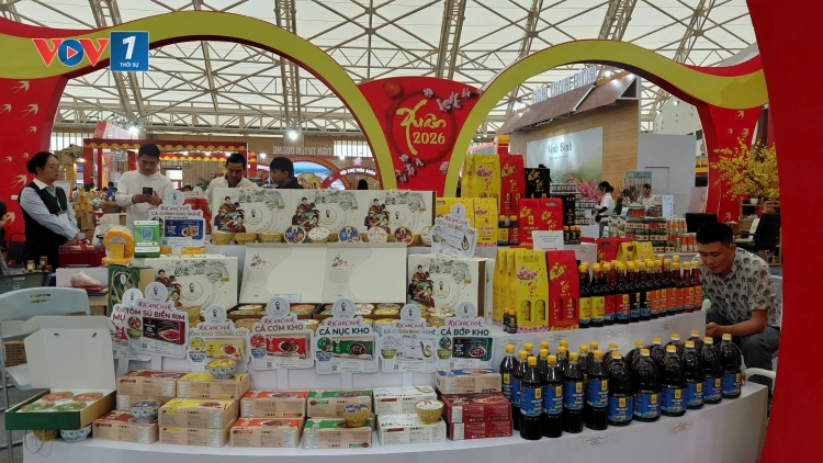 Niềm vui sum vầy cùng nhân dân đón Tết tại hội chợ mùa Xuân