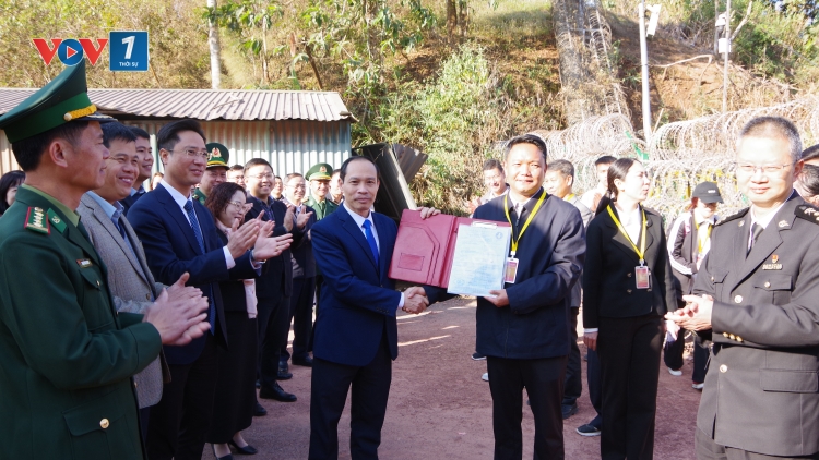    Cửa khẩu A Pa Chải chính thức thực hiện mua bán, trao đổi hàng hóa qua biên giới