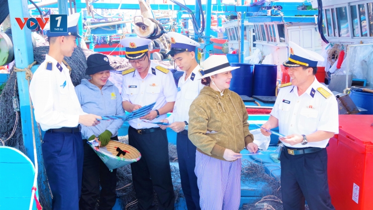 Học viện Hải quân mang Tết ấm áp đến với ngư dân và Nhân dân Đắk Lắk