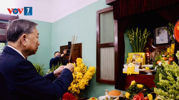 Tổng Bí thư Tô Lâm dâng hương tưởng nhớ Bác Hồ và tri ân các bậc tiên đế